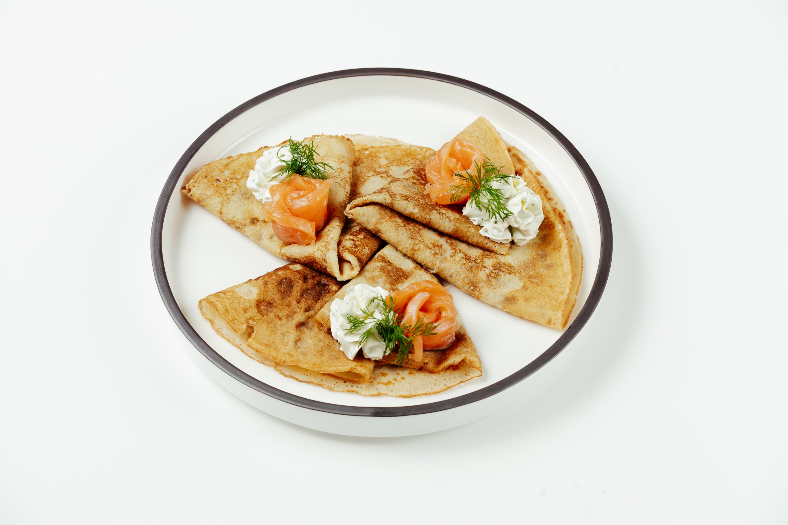 Блины с лососем и творожным сыром